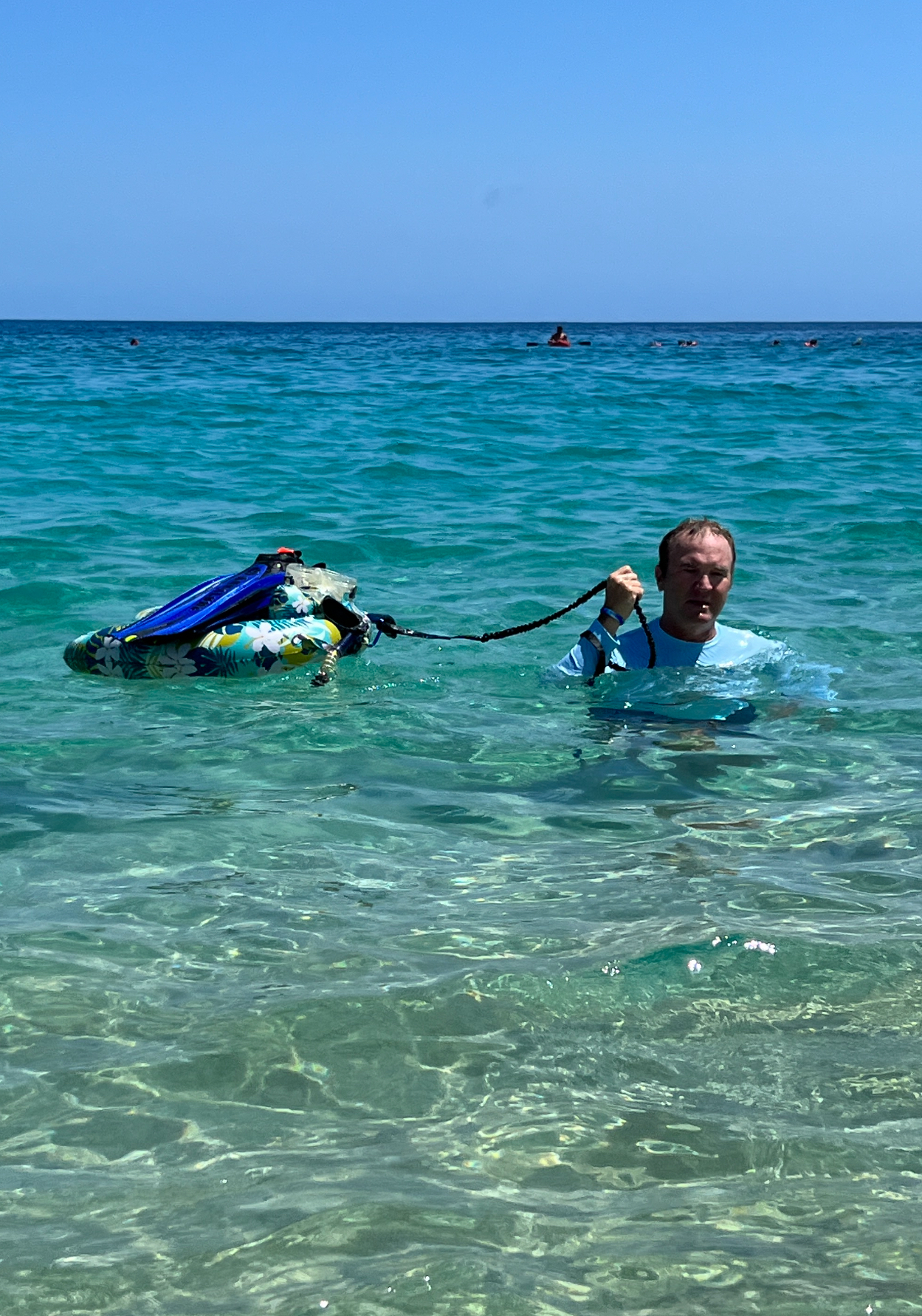 Easy to carry your water bottle even while swimming 